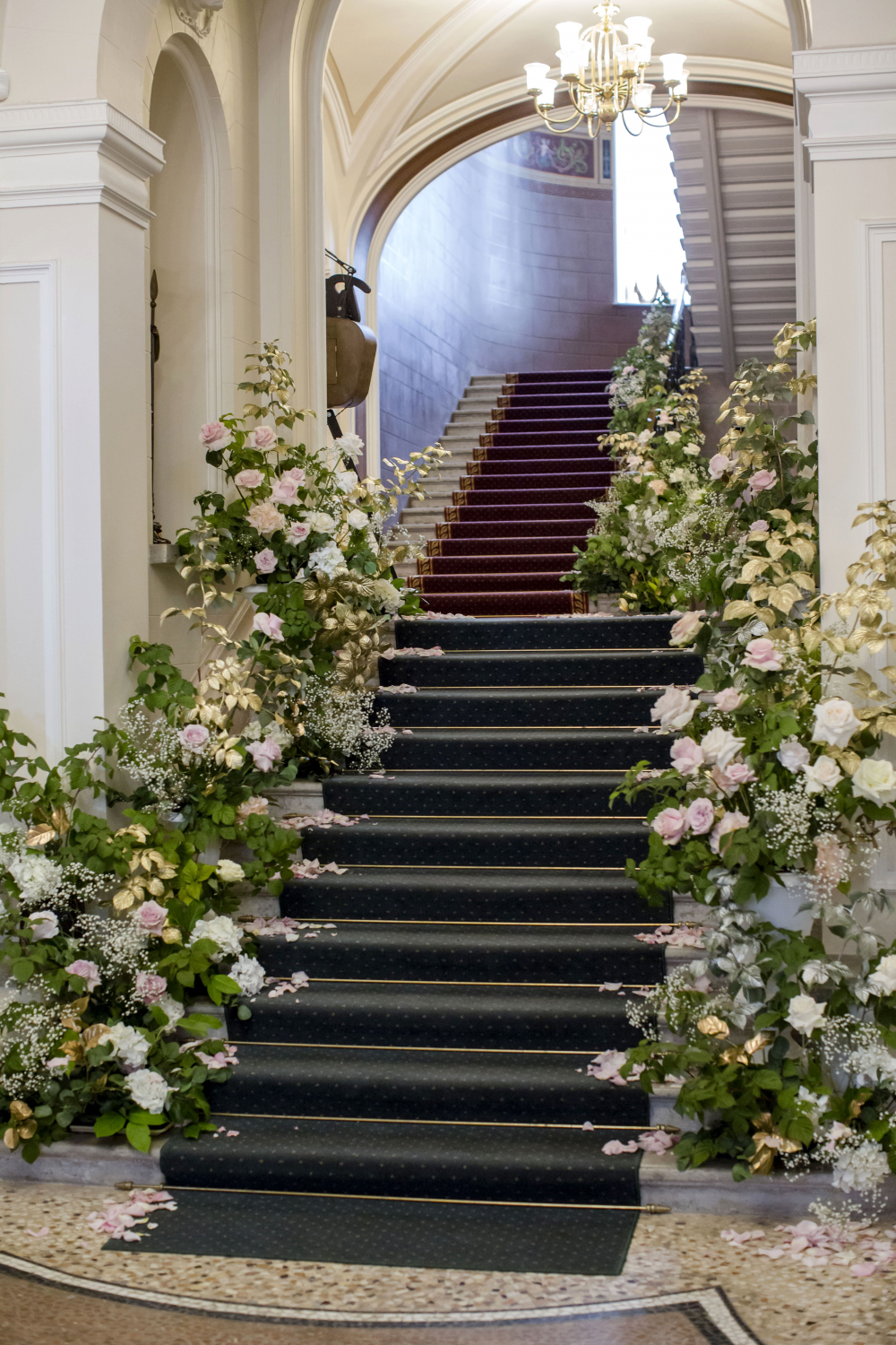 Украшение перил лестницы на свадьбу (56 фото)