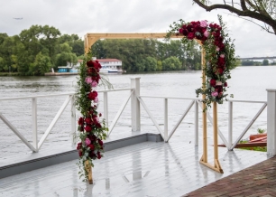Арка в ягодном цвете