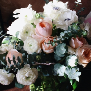 Букет из потрясающих персиковых роз, анемонов и ранунклюсов