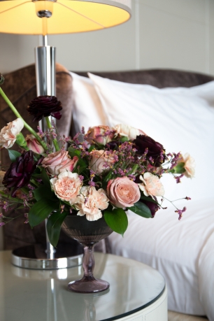 Композиция из кофейных роз, черничных ранункулюсов и нежных гвоздик