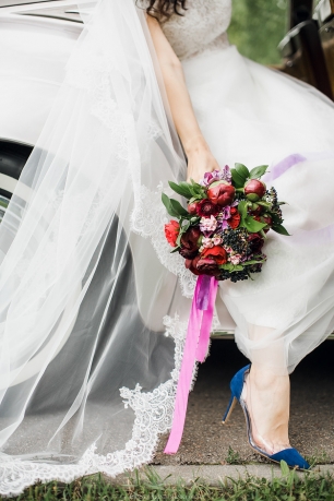 Пионы, ранунклюсы, ягодки — яркий и вкусный букет для невесты)