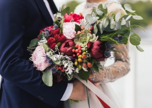 Ягодно-пионовый букет в американском стиле