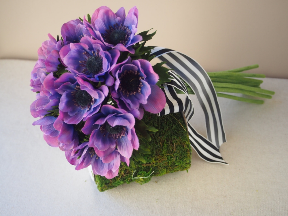 Доставка по городу и стране. Без предоплаты.
Букеты готовые и изготовление под заказ. 
Композиции, детали интерьера, подарочные коробки, корзины. 
Украшения для волос, заколки, венки на голову, цветы для плетения в прическу.