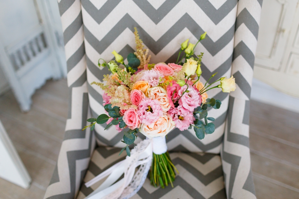 Яркий букет с персиковыми, розовыми и молочными розами