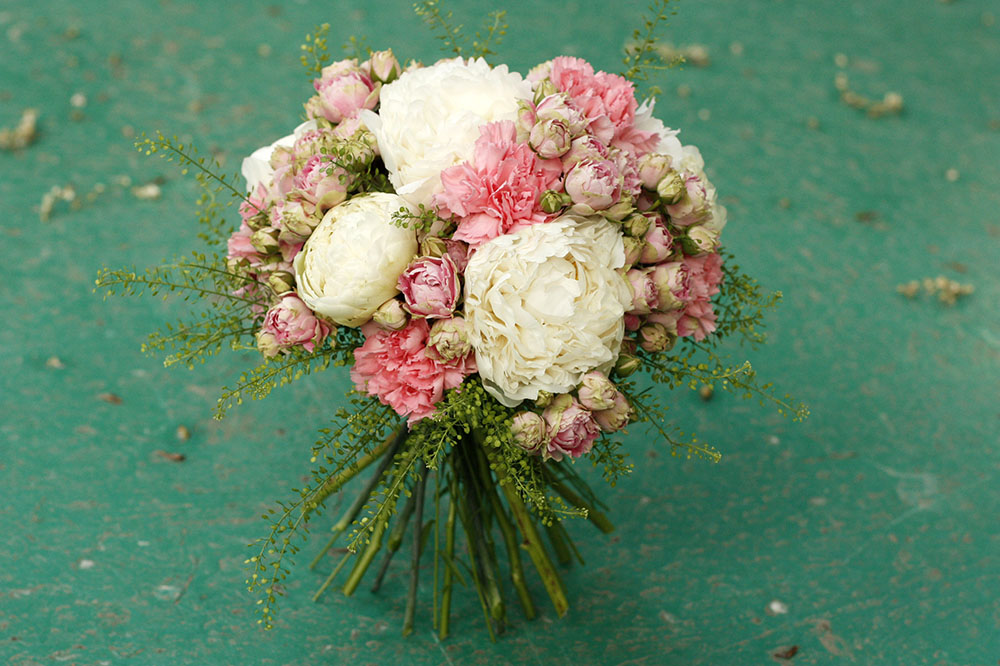Букет невесты с пионами, диантусом и кустовой розой