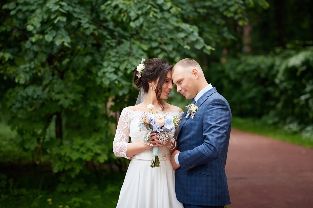 Букет невесты Алены с пионовидными персиковыми розами, голубой гортензией, эустомой и ваксфлауэром. В комплекте бутоньерка для жениха и заколка для волос из живых цветов