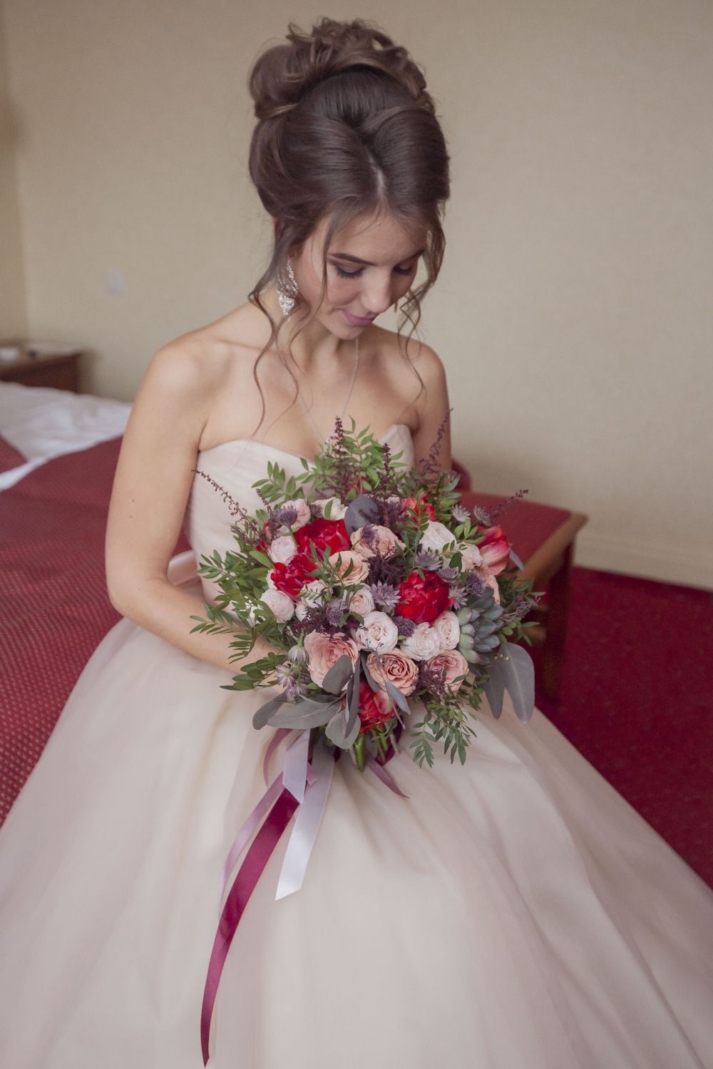 Букет невесты Вари с пионовидными тюльпанами, розой двух сортов, астранцией, астильбой, двумя сортами зелени и суккулентом