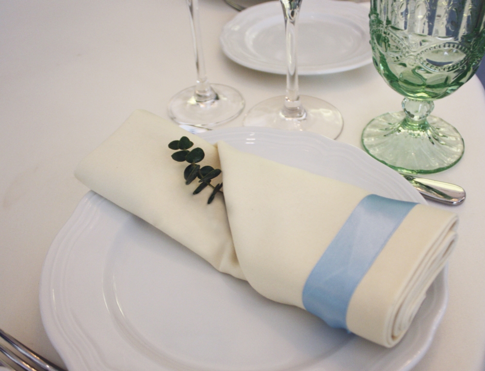 Оформление салфеток ленточкой в тон оформления и веточкой эвкалипта