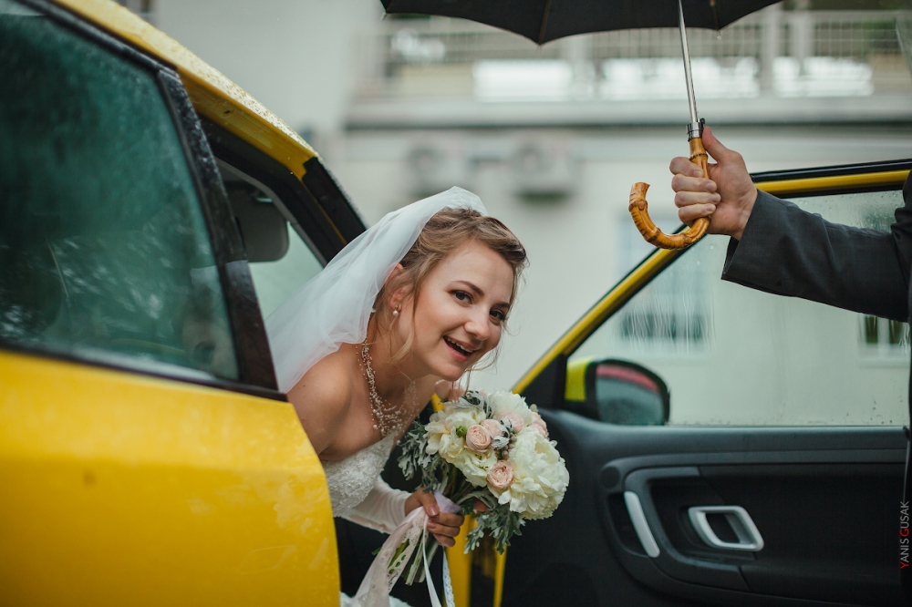 Букет невесты с пионами, кустовой розой и эустомой