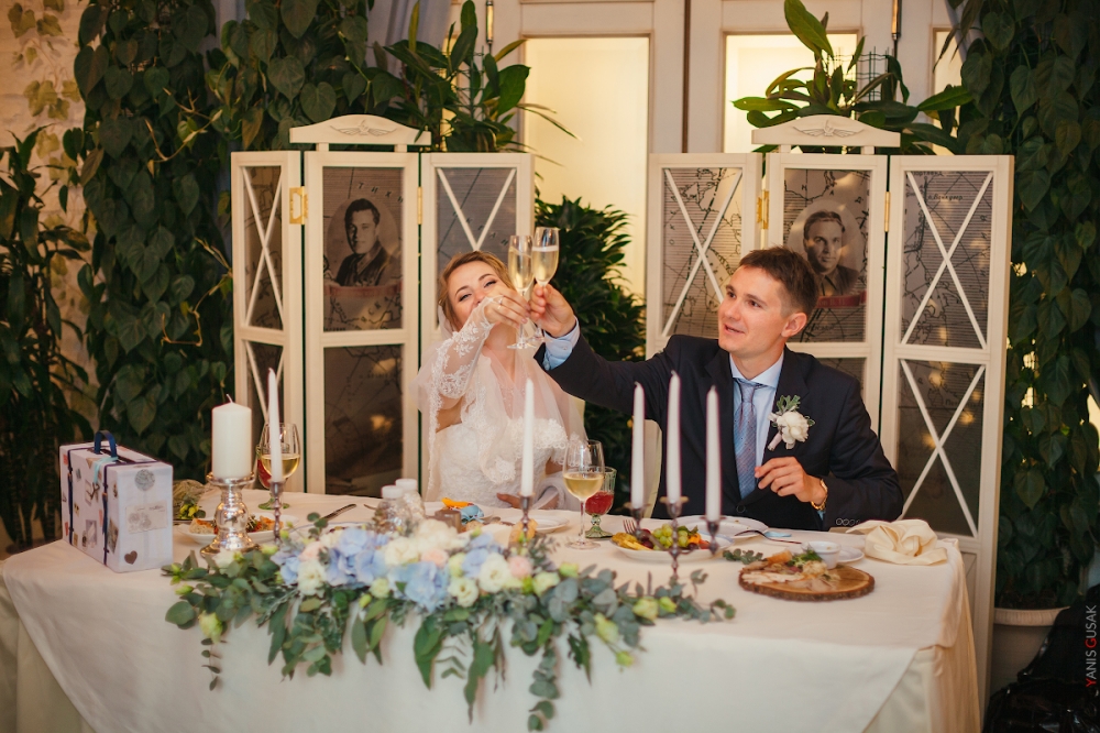 Композиция на стол президиум из гортензии, двух сортов эвкалипта, пионов, эустомы и кустовой розы