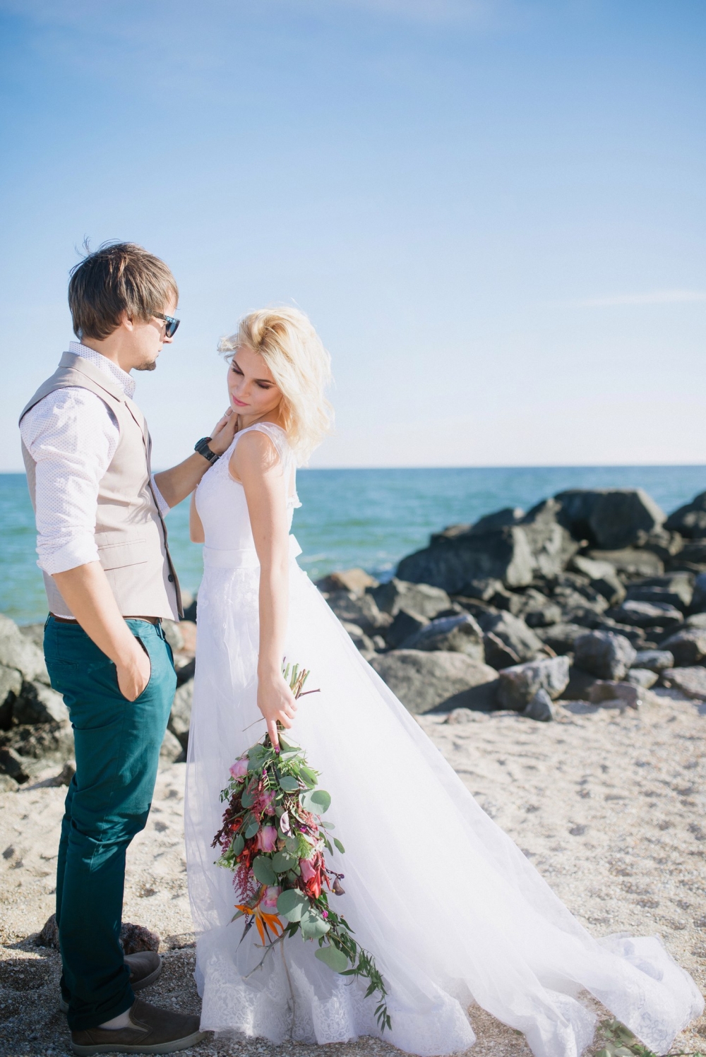 Жаркое Марокко на берегу. Потрясающее море на горизонте переходящее в лазурное небо, яркие акценты экзотических цветов  для Аленьчика и Саши))) Мир состоящий из чувств и эмоций!!!