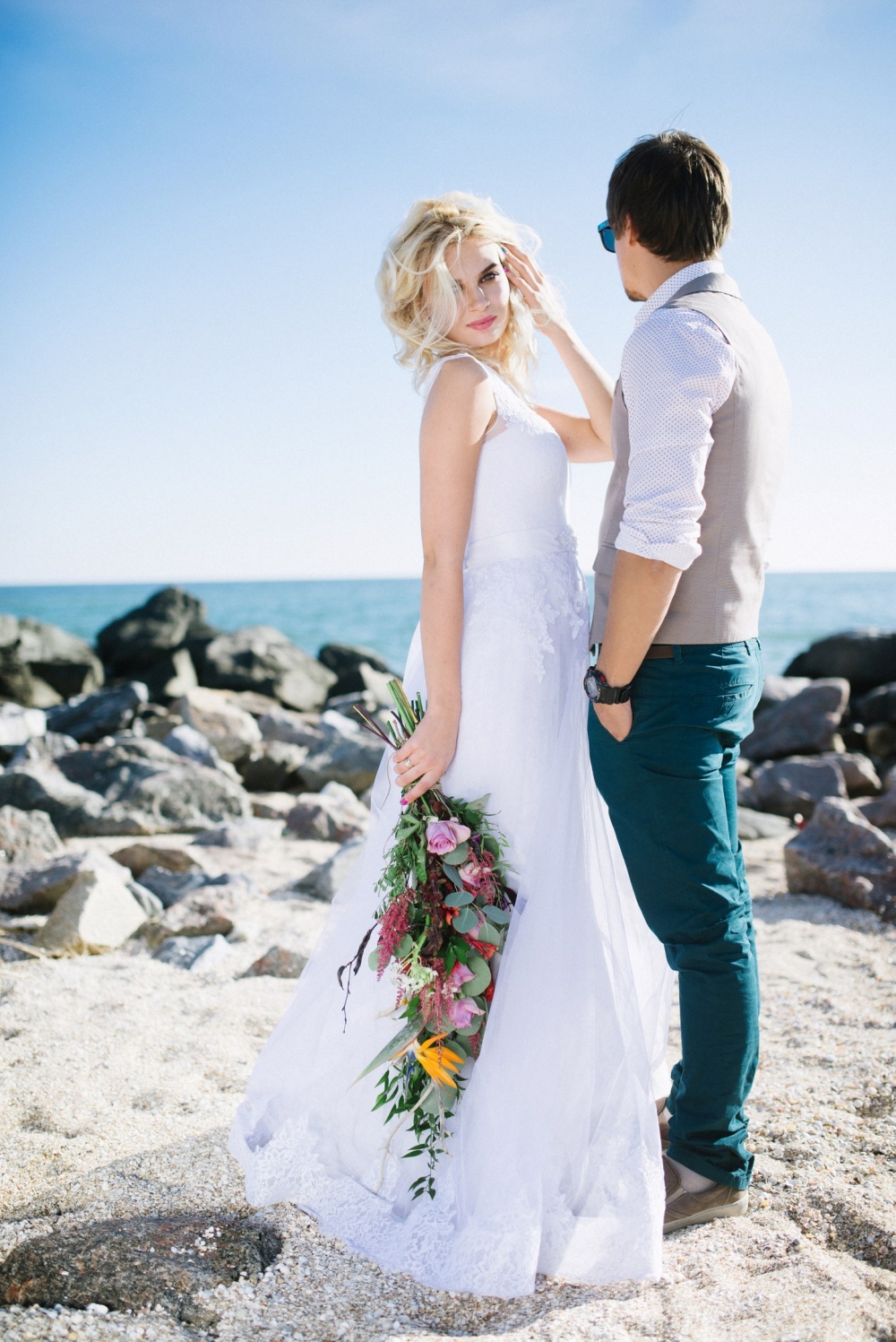 Жаркое Марокко на берегу. Потрясающее море на горизонте переходящее в лазурное небо, яркие акценты экзотических цветов  для Аленьчика и Саши))) Мир состоящий из чувств и эмоций!!!