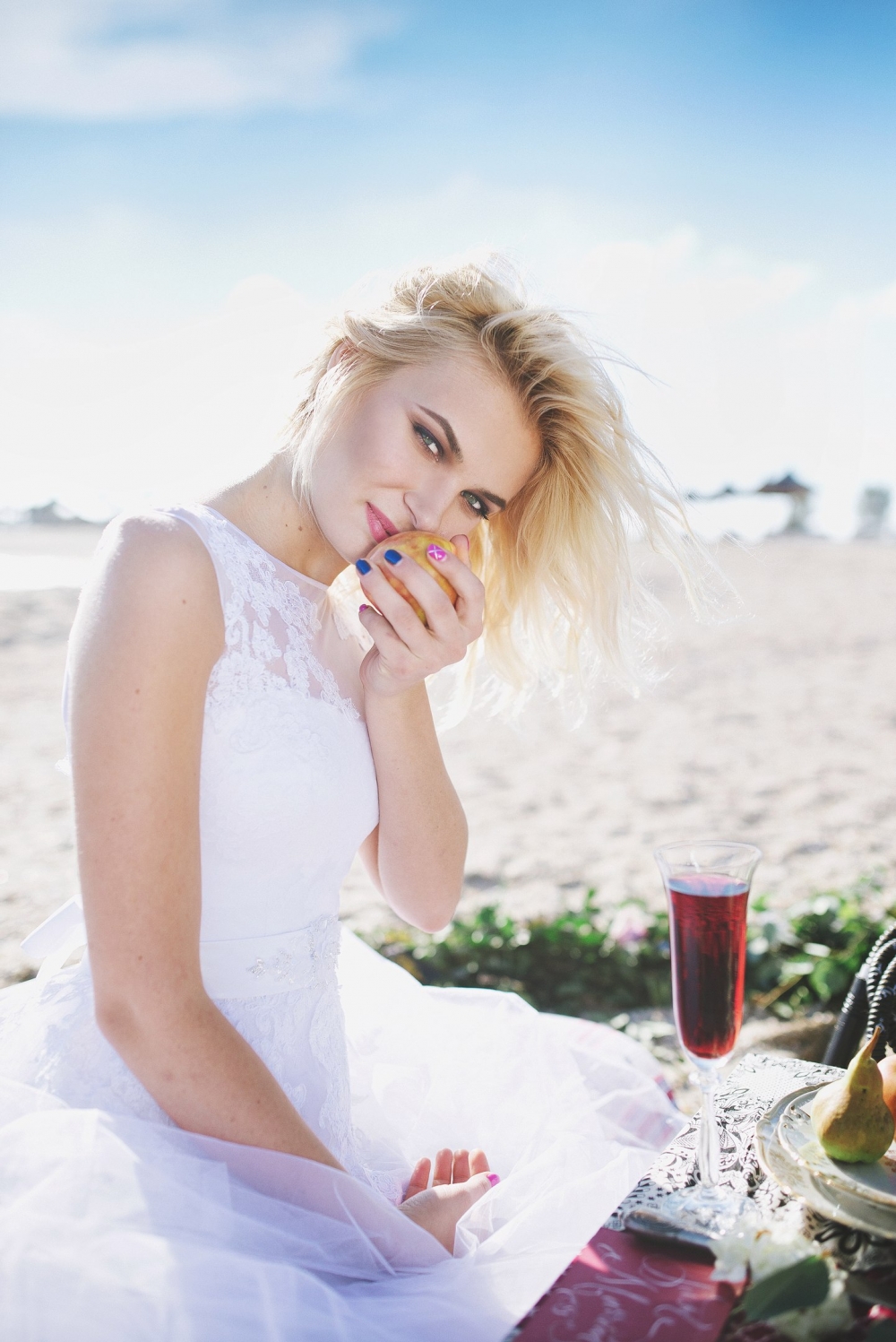 Жаркое Марокко на берегу. Потрясающее море на горизонте переходящее в лазурное небо, яркие акценты экзотических цветов  для Аленьчика и Саши))) Мир состоящий из чувств и эмоций!!!