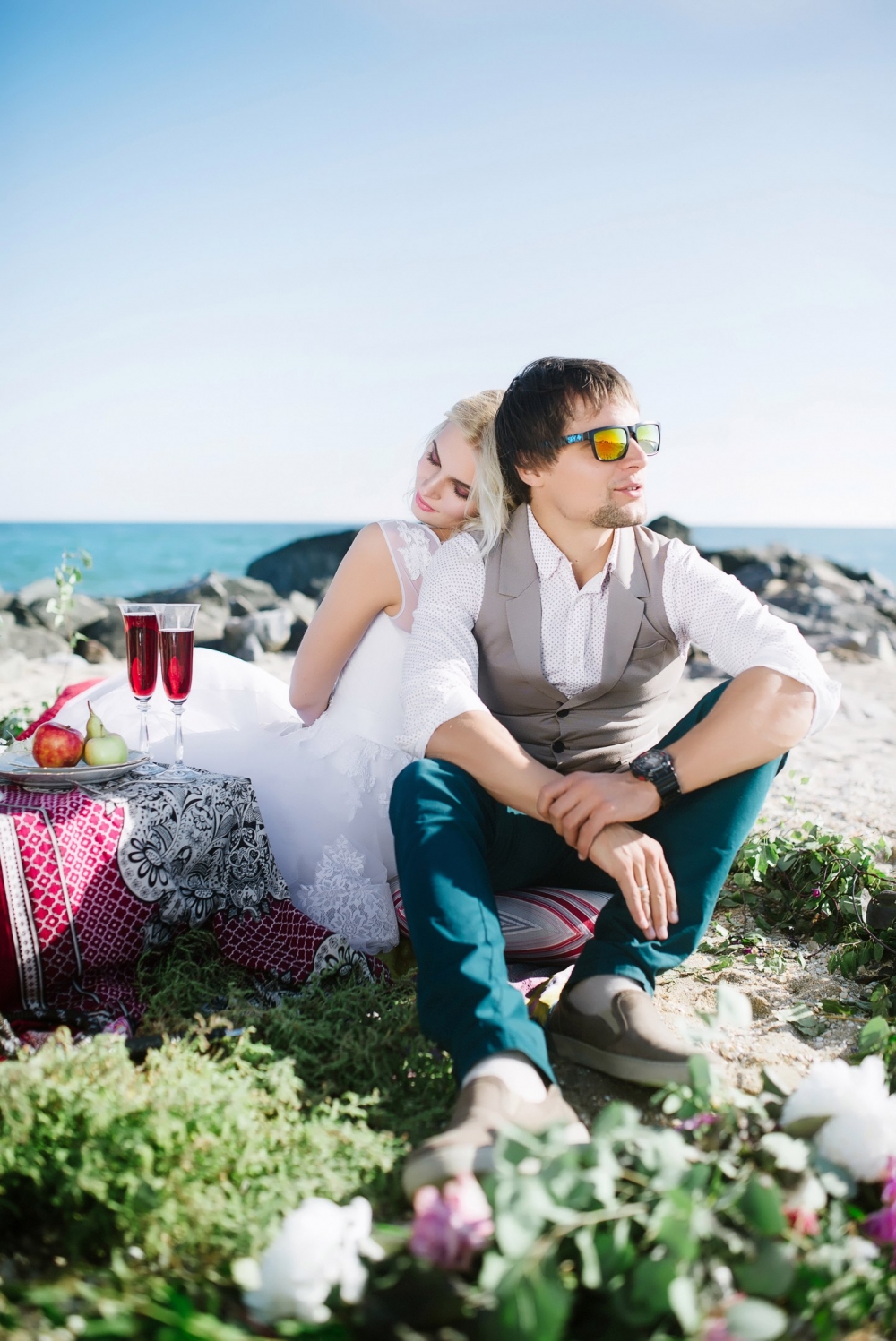 Жаркое Марокко на берегу. Потрясающее море на горизонте переходящее в лазурное небо, яркие акценты экзотических цветов  для Аленьчика и Саши))) Мир состоящий из чувств и эмоций!!!