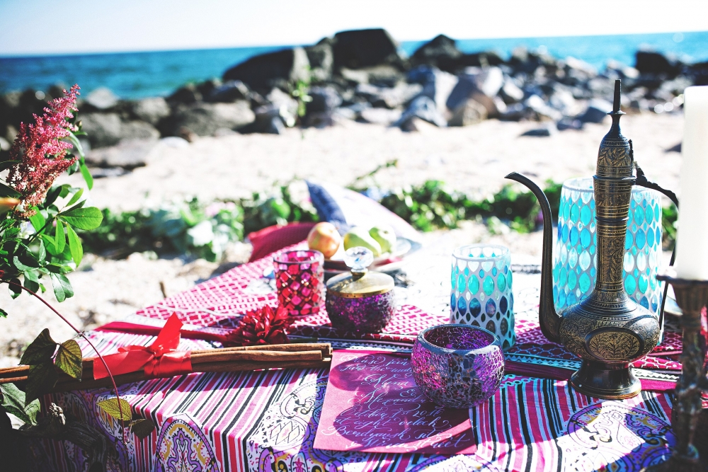 Жаркое Марокко на берегу. Потрясающее море на горизонте переходящее в лазурное небо, яркие акценты экзотических цветов  для Аленьчика и Саши))) Мир состоящий из чувств и эмоций!!!