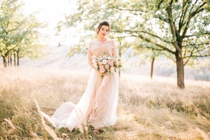 Нежная выездная церемония для очаровательной пары