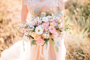 Нежная выездная церемония для очаровательной пары