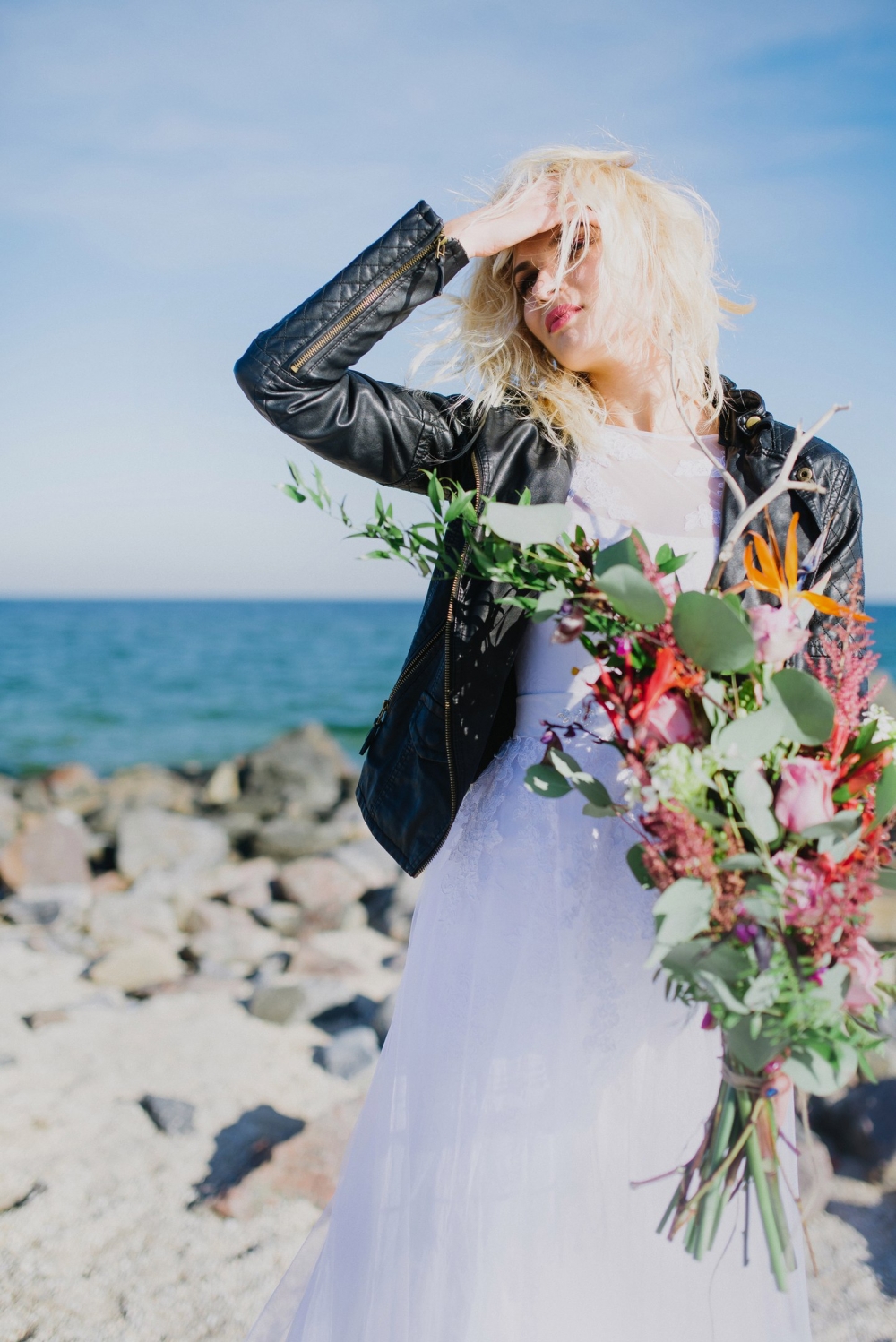 Жаркое Марокко на берегу. Потрясающее море на горизонте переходящее в лазурное небо, яркие акценты экзотических цветов  для Аленьчика и Саши))) Мир состоящий из чувств и эмоций!!!