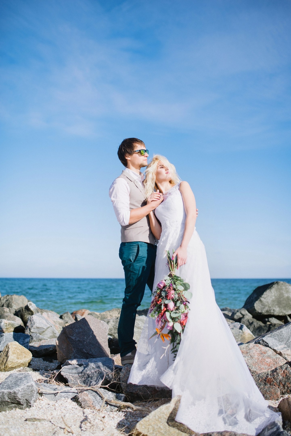 Жаркое Марокко на берегу. Потрясающее море на горизонте переходящее в лазурное небо, яркие акценты экзотических цветов  для Аленьчика и Саши))) Мир состоящий из чувств и эмоций!!!