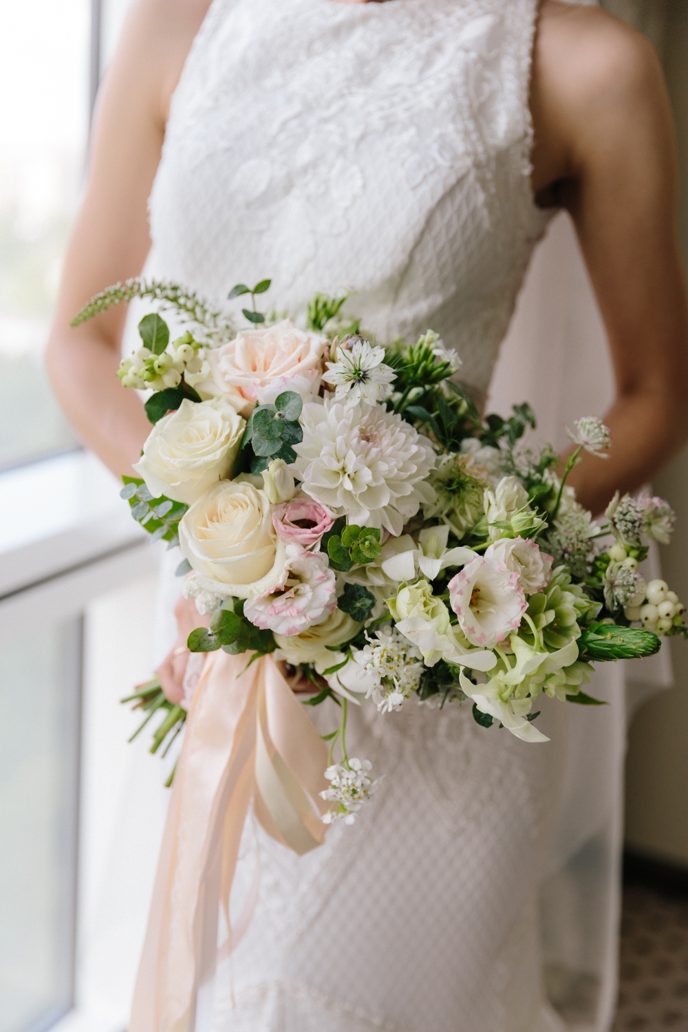 Светлая и безумно красивая пара Александр и Юлия очаровывают с первых мгновений.

Фотограф - Полина Молодцова
Флористика - «Insomnia of Flowers»