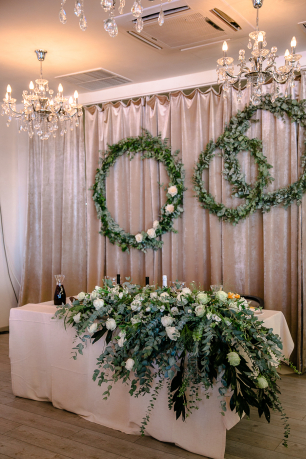 Оформление стола жениха и невесты.