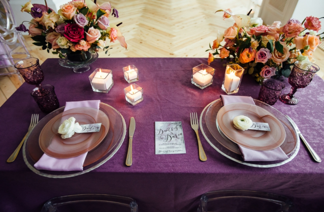 свадьба в фиолетовом цвете, свадебная сервировка, флористика BE INSPIRED