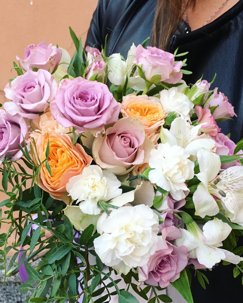Букет невесты в лилово-персиковых тонах