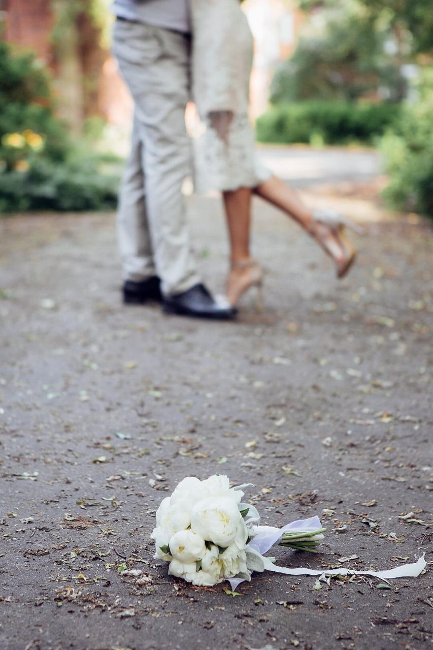 монобукет невесты из белых пионов