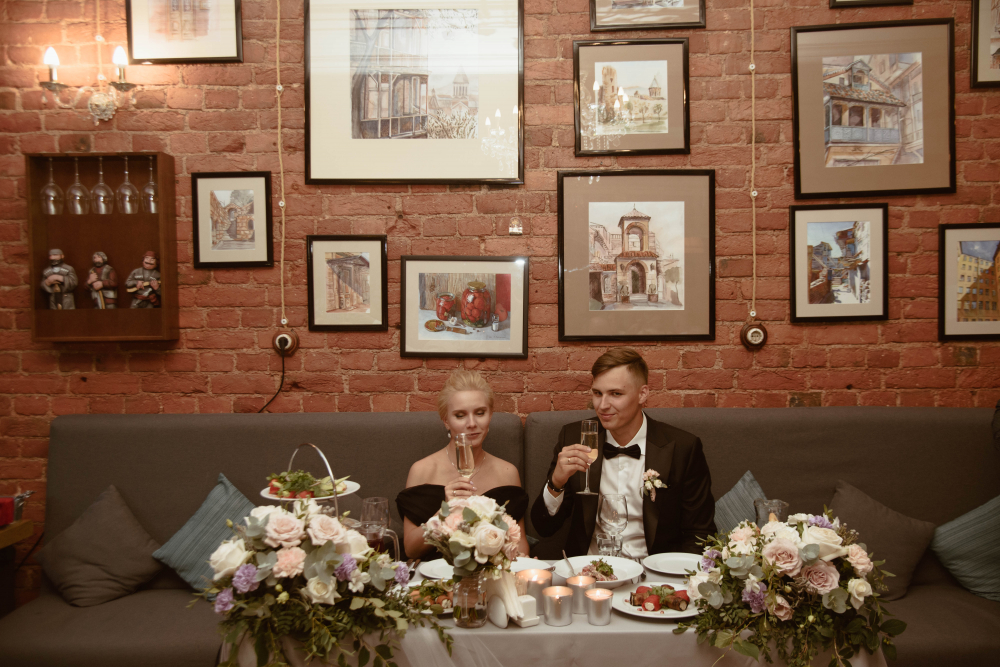 Оформление стола молодоженов 