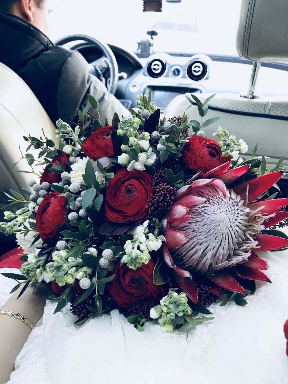 Сочный и яркий букет с протеей.