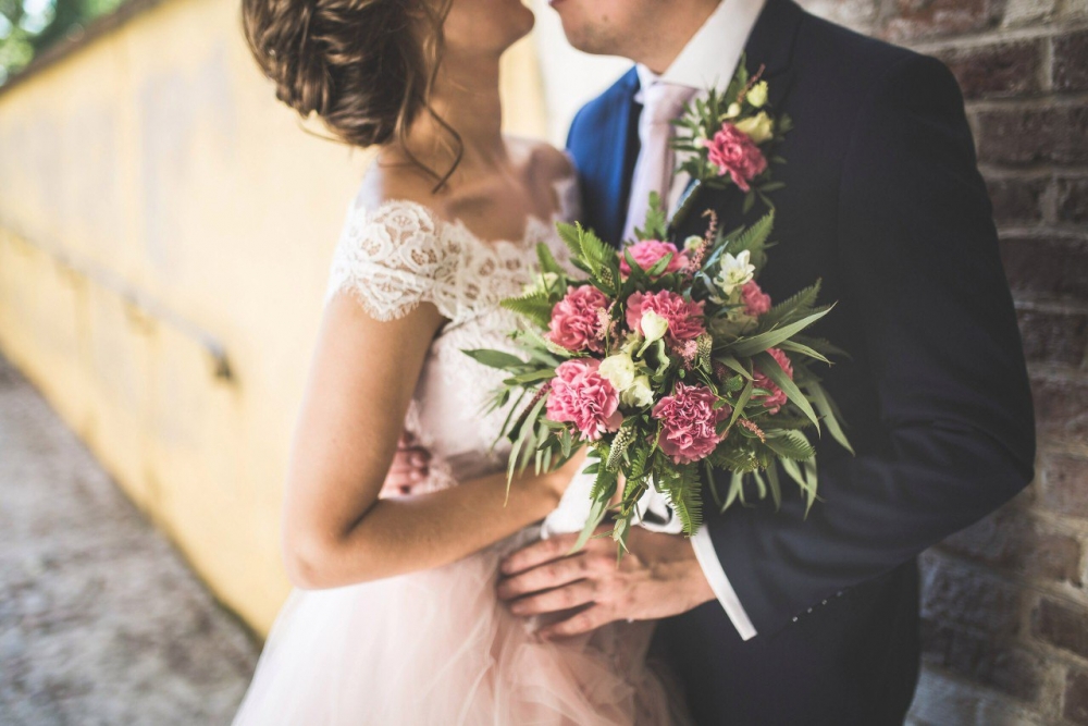 Пыльно-розовые гвоздики в сочетании с обильной зеленью смотрятся свежо и воздушно.