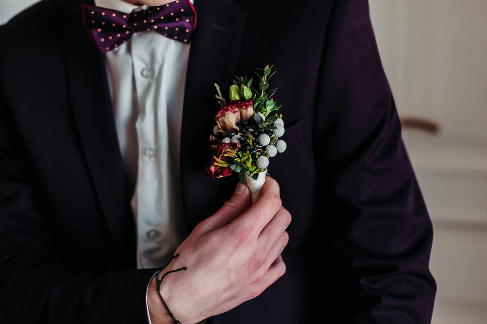 Бутоньерка для жениха. Как правило, выполняется в подарок к букету невесты.