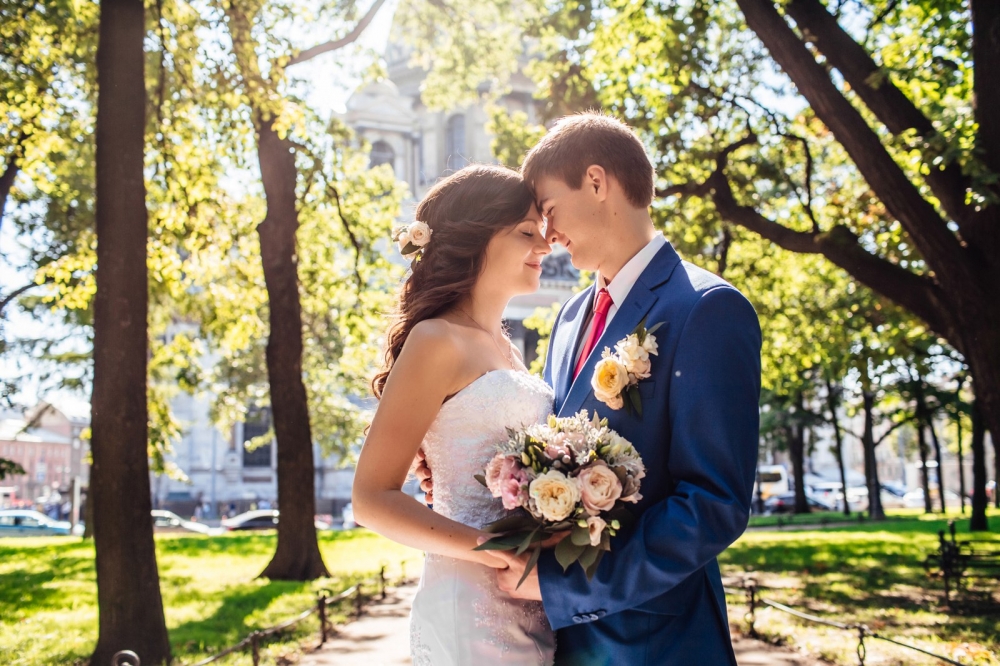 Нежный букет из роз Девида Остина двух сортов с лизиантусом, синецией, брунией и эвкалиптом.