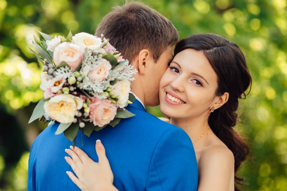 Нежный букет пастельных тонов с пионовидных розами.