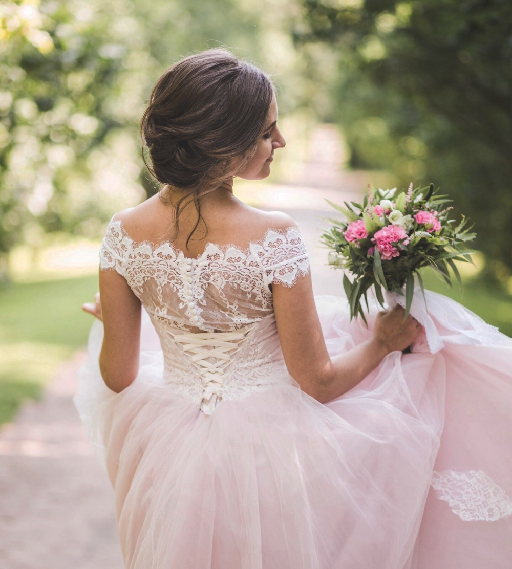 Букет из диантусов, подчёркивающий лёгкий и воздушный образ невесты.