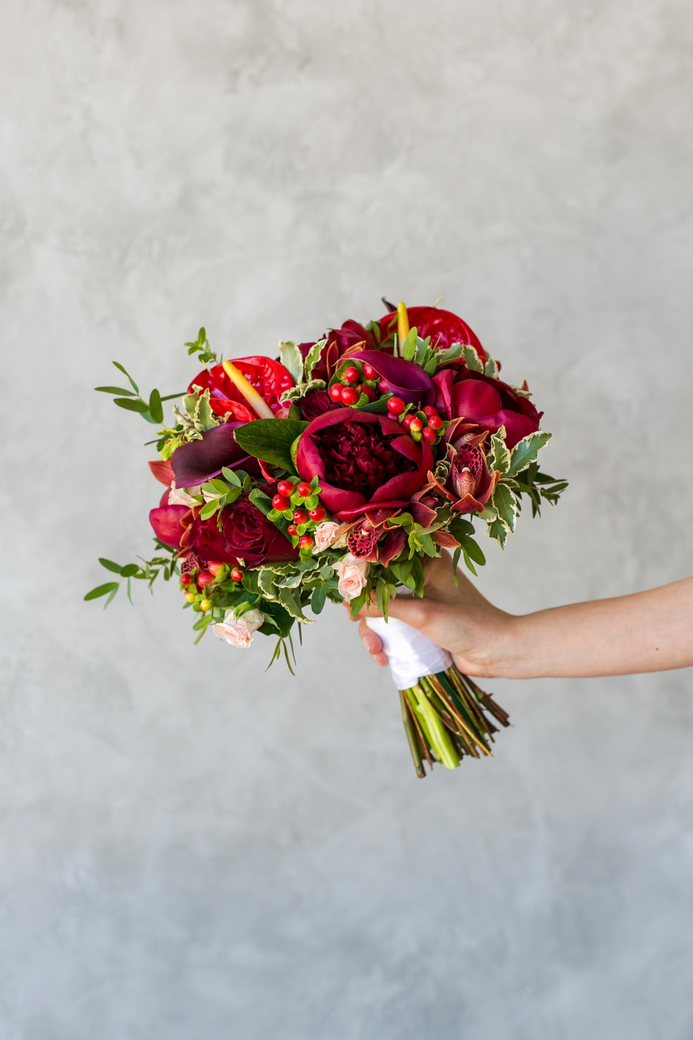 Свадебный букет с пионами и антуриумом