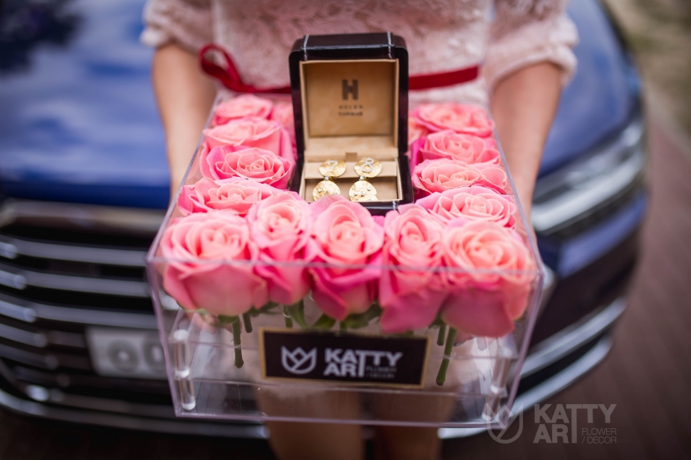 Композиция из роз в прозрачной акриловой коробке никого не оставит равнодушным