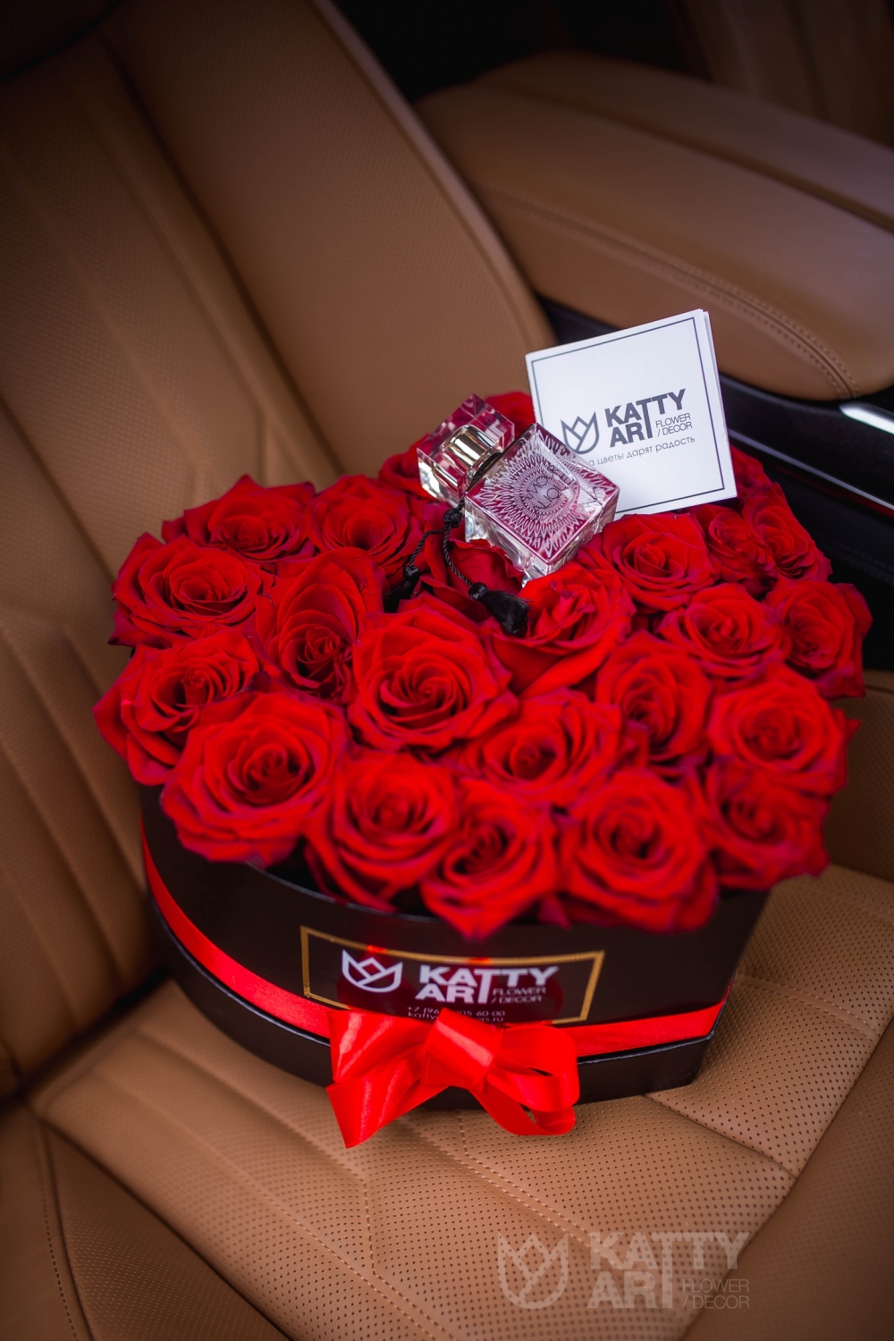 Чувственная композиция из красных роз в классической шляпной коробке 