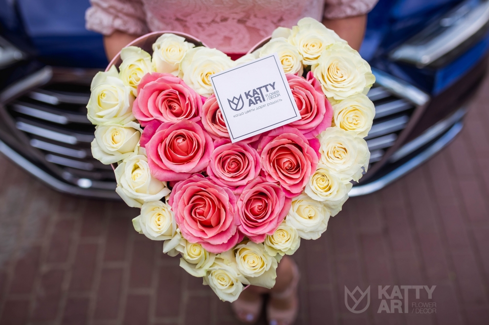 Нежная композиция в бело-розовой гамме, в дизайнерской коробке в форме сердца,прекрасно  сочетает в себе розы двух ярких сортов