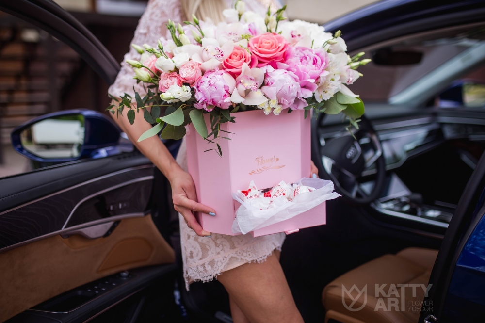 Чувственная и нежная композиция, сочетающая в себе элегантность и красоту, состоит из пионов, роз, эустомы и экзотической орихидеи