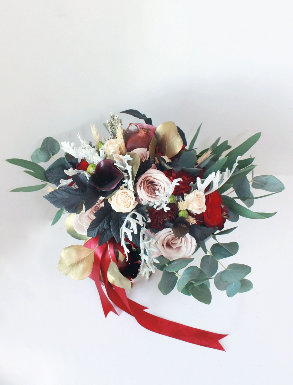 Нотки бургундского вина в букете для невесты Марии
florist: Надежда Бобровская