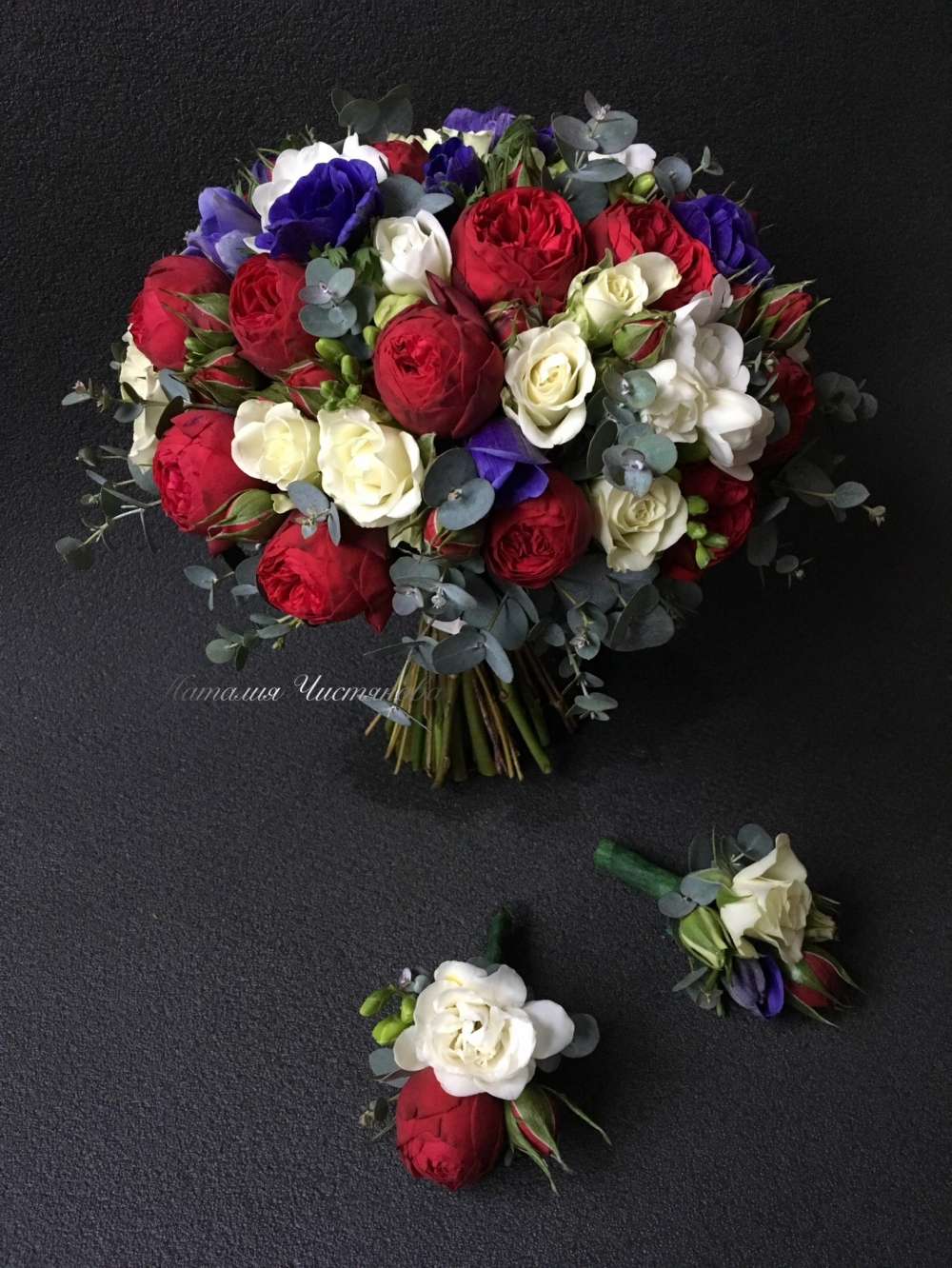 Свадебный букет из анемона и пионовидной розы