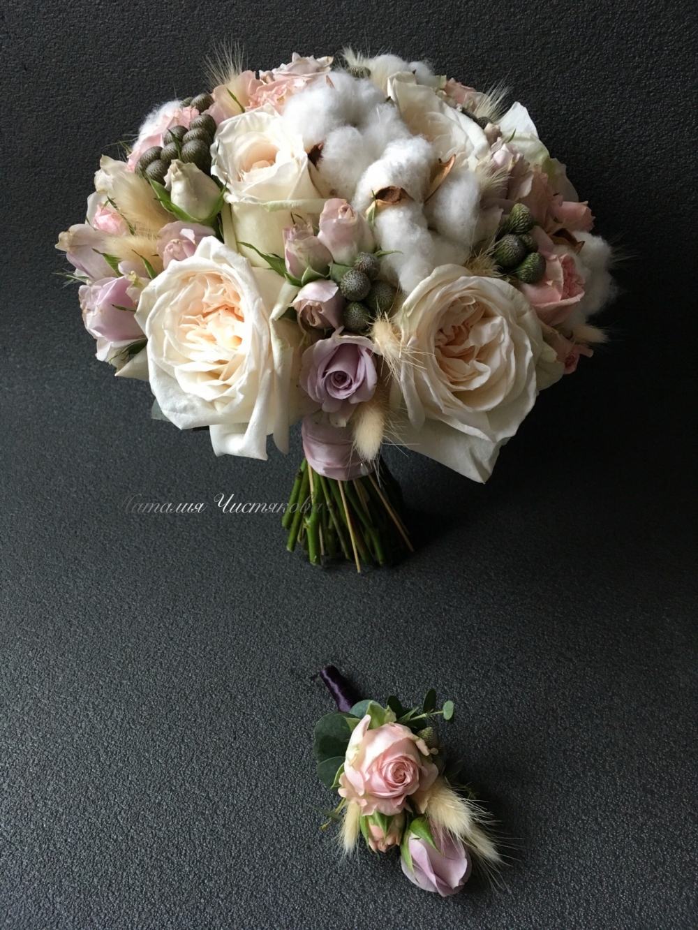 Букет невесты из пионовидной розы, брунии и хлопка