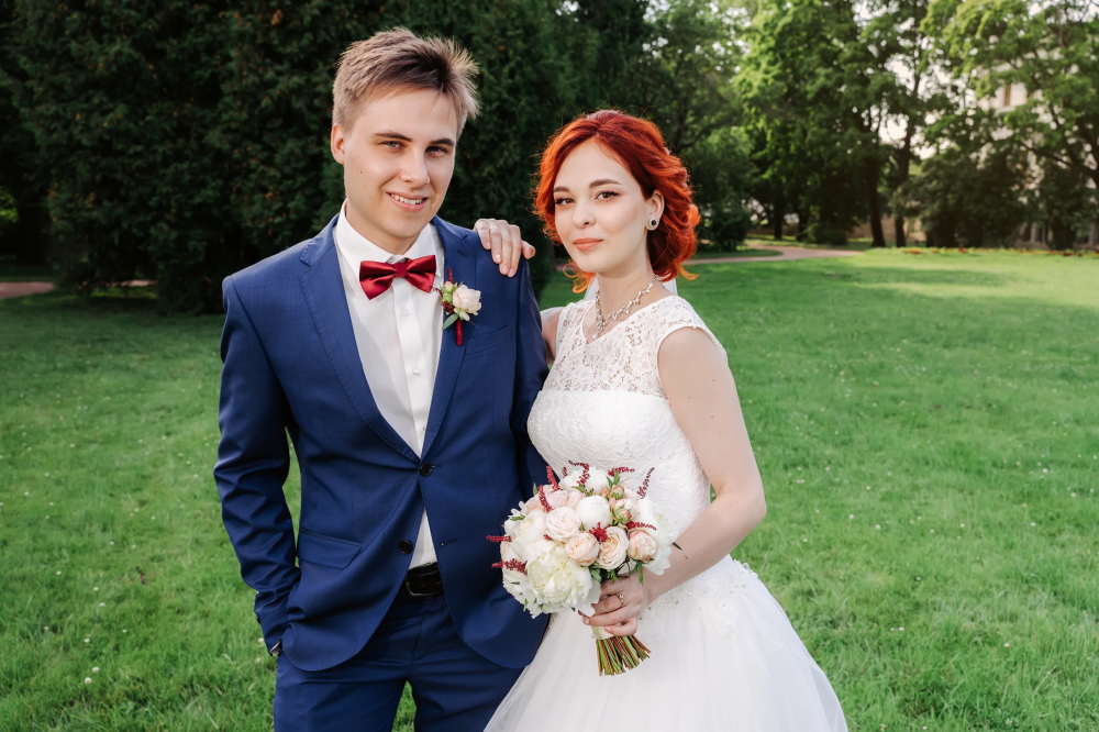 Яркий букет невесты из пионов