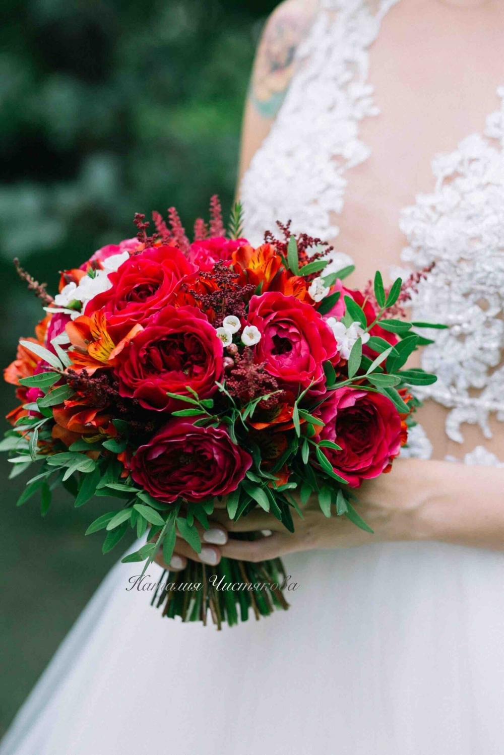 Свадебный букет из пионовидных роз, астильбы