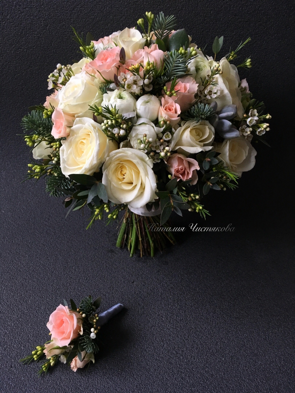 Свадебный букет из ранункулюса и роз