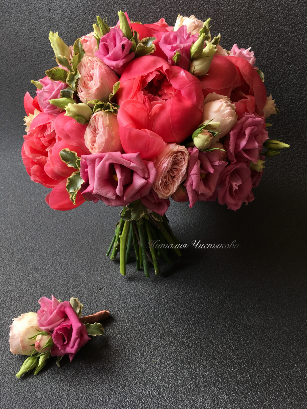 Коралловый свадебный букет из пионов