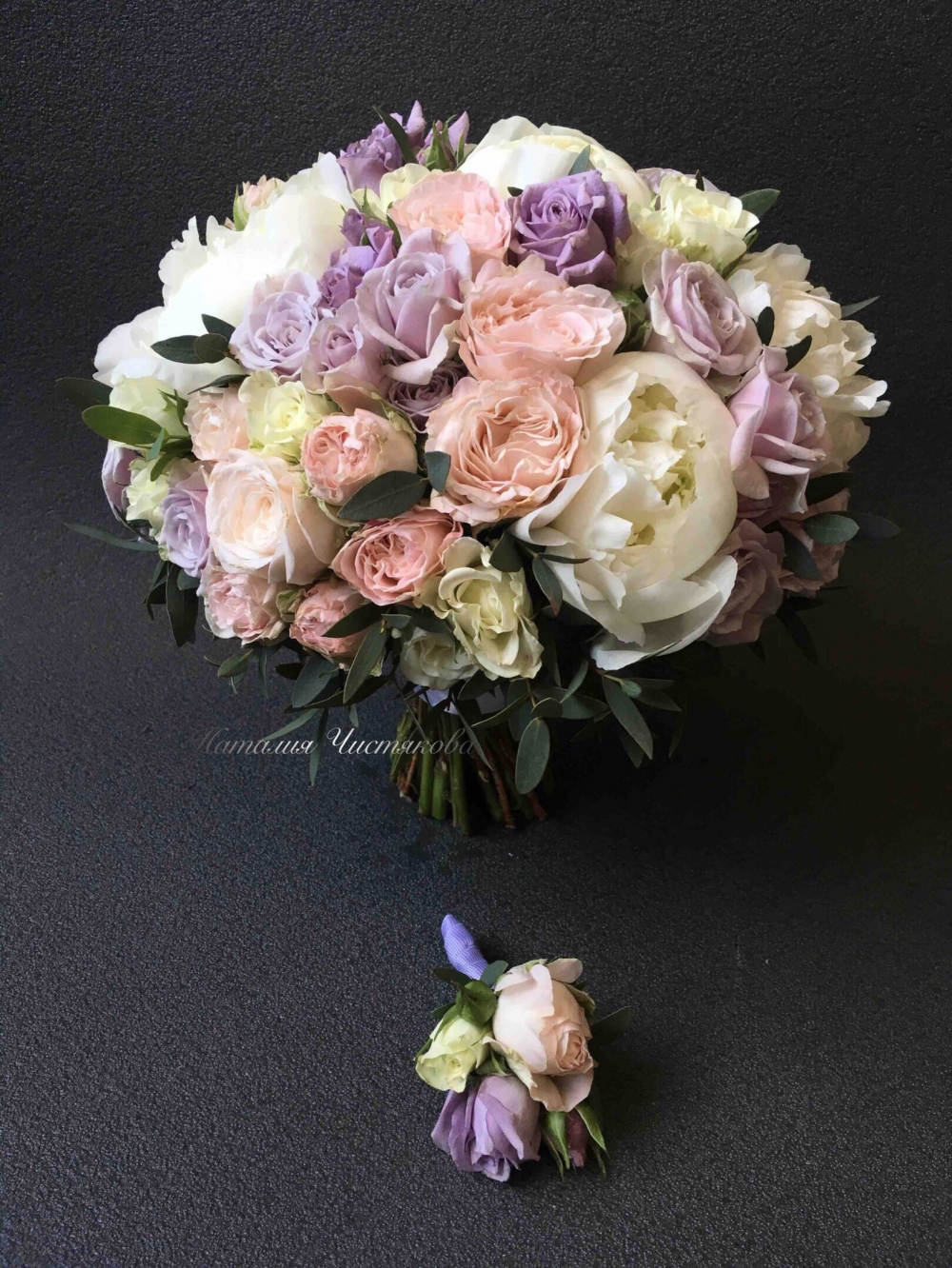 Свадебный букет из пионов и пионовдной розы