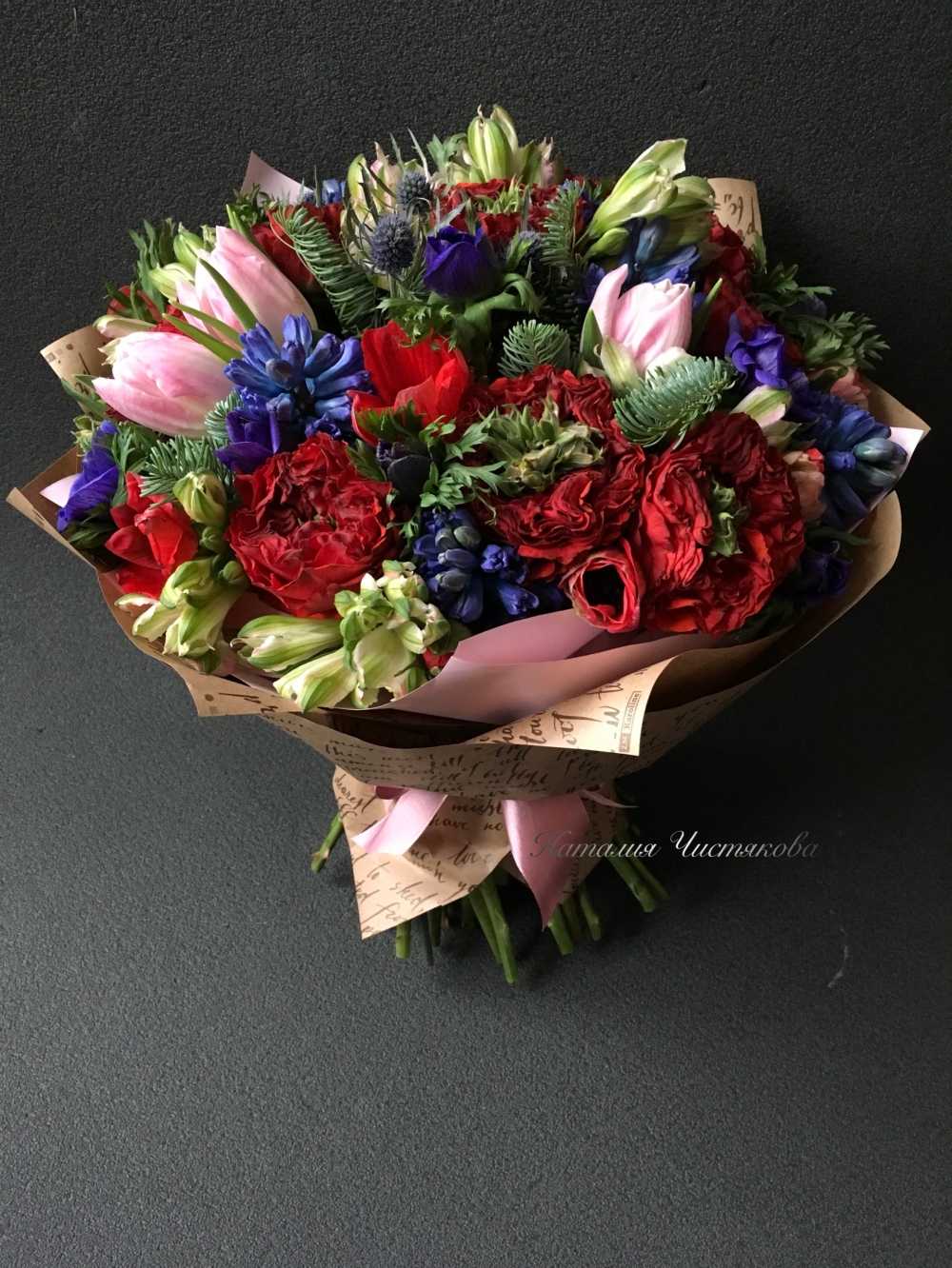 Подарочный букет из роз, тюльпанов, нобилиса, гиацинта.