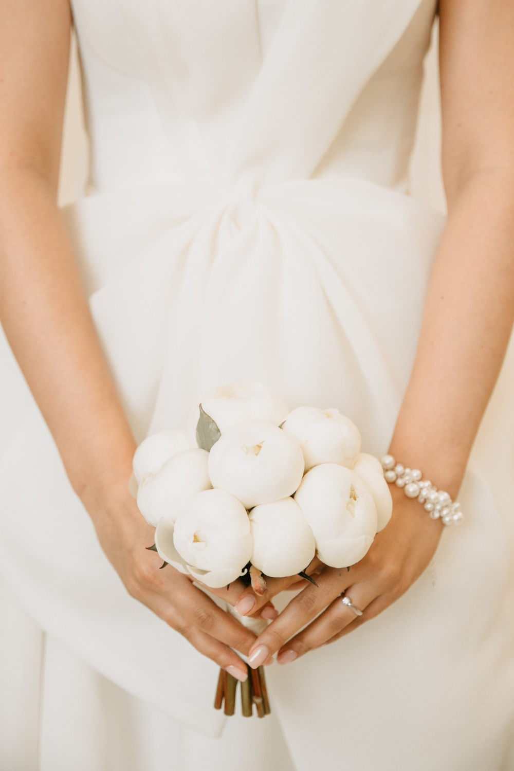Букет невесты, белый букет, минимализм, пионы.
